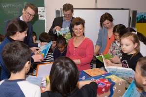 Presentation of the first teaching materials box with ‘Peace in your Hands’
